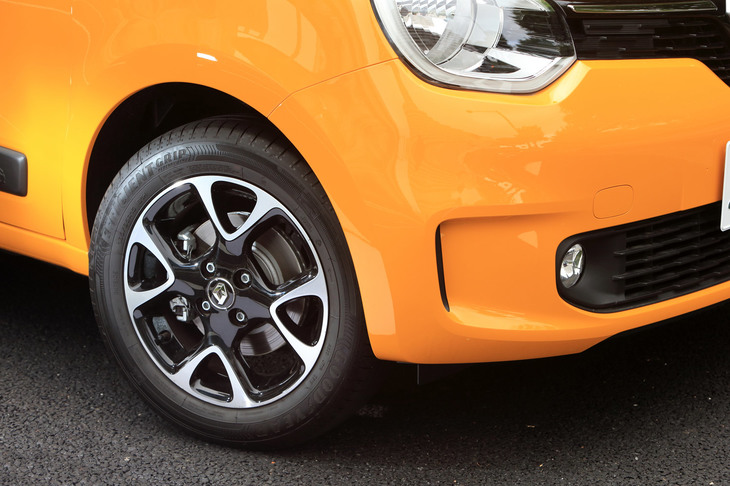 タイヤサイズはマイナーチェンジ前と同じだが、ツートンカラーの純正ホイールはデザインが刷新された。