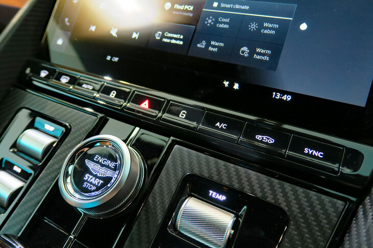 アストンマーティンDB12（センターコンソール）