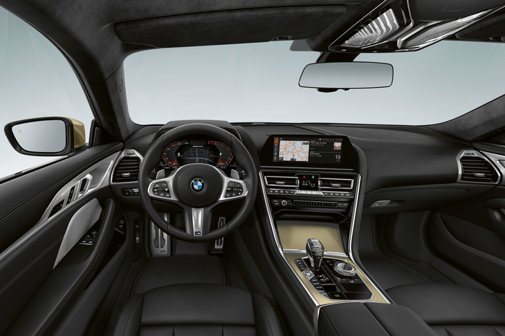 金色の専用インテリアトリムやBowers & Wilkinsの「ダイヤモンドサラウンドサウンドシステム」を標準装備。