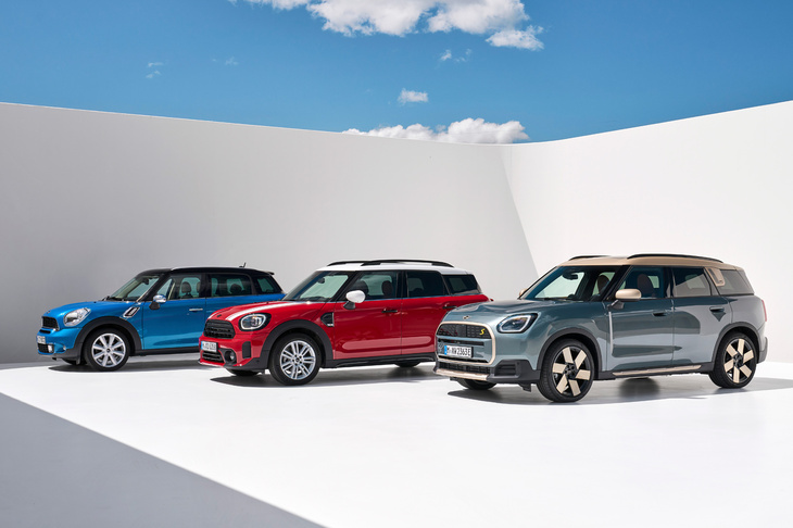 歴代の「MINIカントリーマン」。初代・2代目は日本では「MINIクロスオーバー」と呼ばれた。