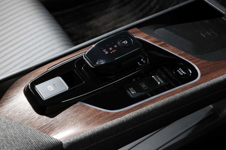 ウッド調パネルが貼られたセンターコンソールはフローティング構造。ブリッジの助手席側ではファブリックが省かれている。
