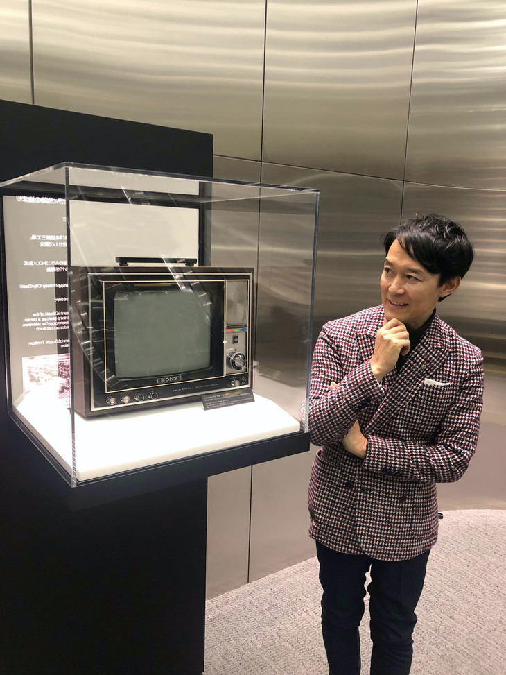 ソニーシティ大崎に展示されたトリニトロン方式テレビ1号機「KV-1310」（1968年。許可を受けて撮影）と。少年時代のわが家にこの派生機があったので、ことさら感慨深かった。