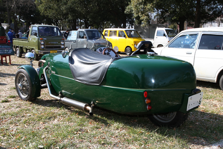 イギリスでは三輪は税金や免許制度での優遇措置があったため、スリーホイーラーが用意されていたのだろう。オーナーの話では、三輪でも安定性は悪くないという。