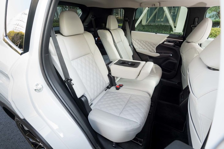 2列目シートにもヒーターが標準装備。中央席の背もたれそのものがアームレストとして機能するため、倒すと左右独立シートのような雰囲気になる。
