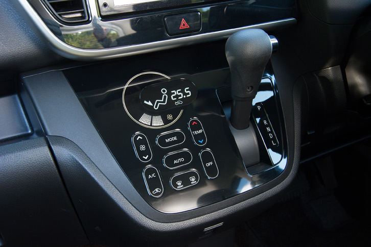 タッチパネル式のオートエアコン。空調には、新たに黄砂や花粉などの粒子の侵入を抑制する「クリーンエアフィルタープラス」が採用された。