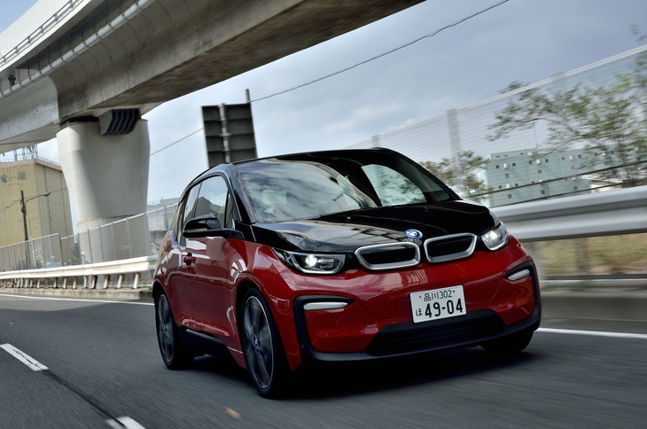 「i3」の駆動方式はRR。前後軸間のフロア下にはバッテリーが敷きつめられており、車体後方に搭載されるモーターで後輪を駆動する。