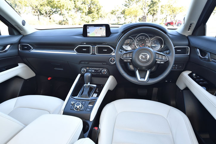 インパネは水平基調の造形。新型にはコンバイナー式ではなくフロントガラス照射式のヘッドアップディスプレイが付く。