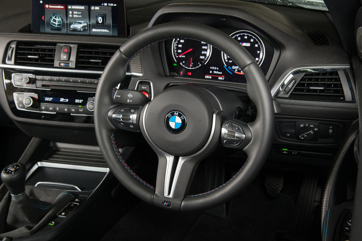 左側のステアリングスポークには、エンジンマッピングやパワーステアリングの好みの設定を記録・呼び出しできるスイッチが備わっている。