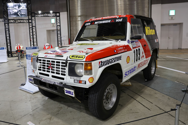 1985年のパリダカ優勝車である「三菱パジェロ」。パワーユニットは225PSまでチューンを高めた2.6リッター直4 SOHCのガソリンターボ。