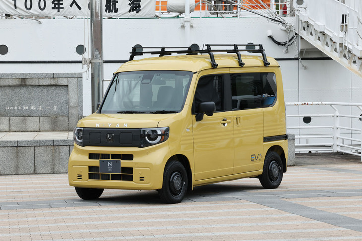 ホンダアクセスが手がける純正アクセサーを装着した「N-VAN e： FUN」。写真の車両はフードエンブレム（6600円）やルーフキャリア（4万2900円）、ドアミラーカバー（8800円）、ドアハンドルプロテクションカバー（5500円）などでカスタマイズされている。