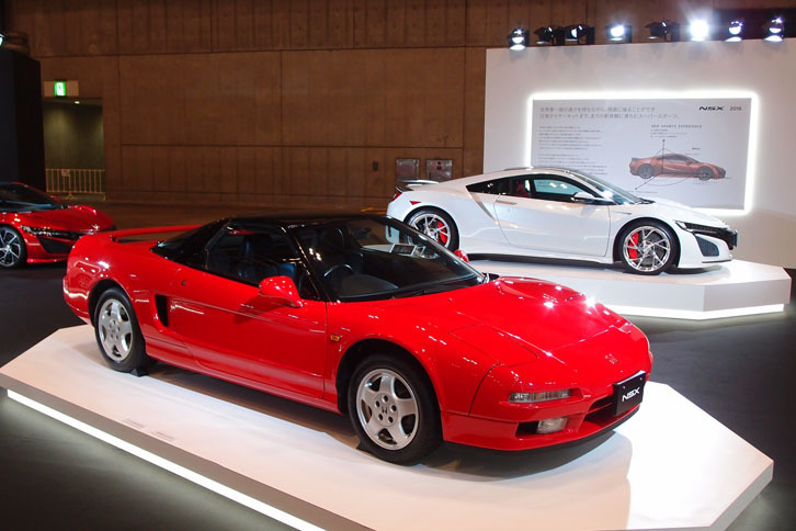 初代「NSX」（1990年／写真手前）と新型「NSX」（2016年／写真奥）。