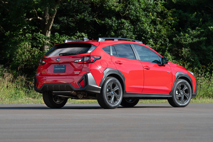 こちらは225/60R17サイズのタイヤを履く標準グレード。フロントグリルバーやルーフレールがブラック塗装となり、フルLED式ヘッドランプもオプション扱いとなる。