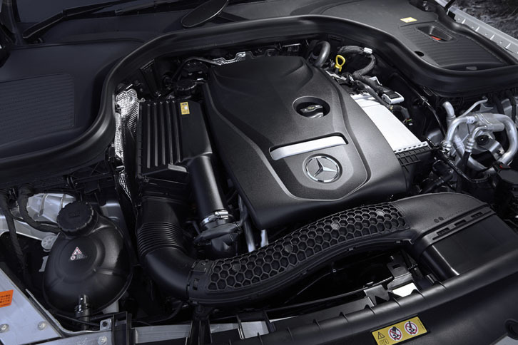 「GLC」のパワーユニットは、いまのところ2リッター直4ターボ（写真）のみ。今後日本市場には、ディーゼル車やPHVも導入される予定。