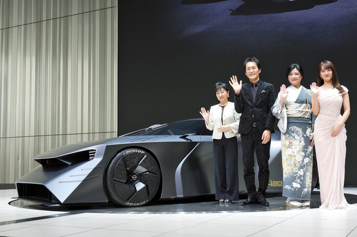 「日産ハイパーフォース」とトークセッションの参加者。