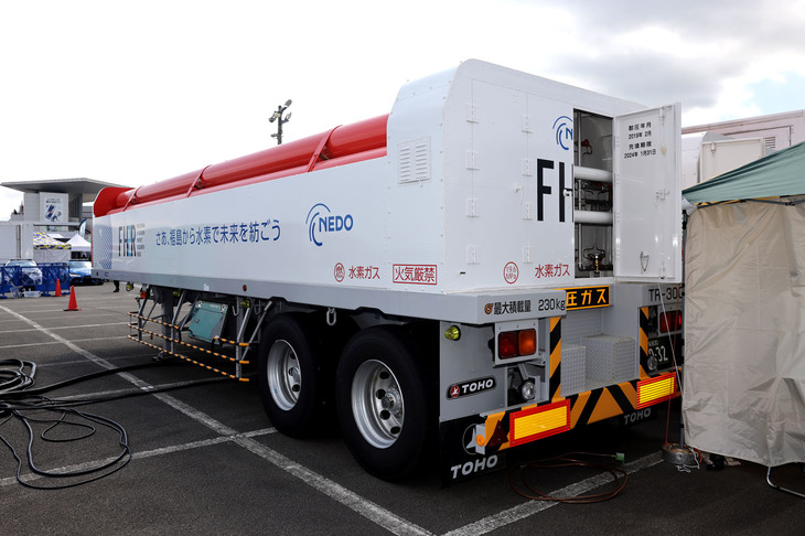 福島水素エネルギー研究フィールド（FH2R）から水素を運んできたトレーラー。FH2Rは国立研究開発法人新エネルギー・産業技術総合開発機構と東芝エネルギーシステムズ、東北電力、岩谷産業が設立した水素製造施設である。再生可能エネルギーを用いた、10MWの水素製造装置を備えている。