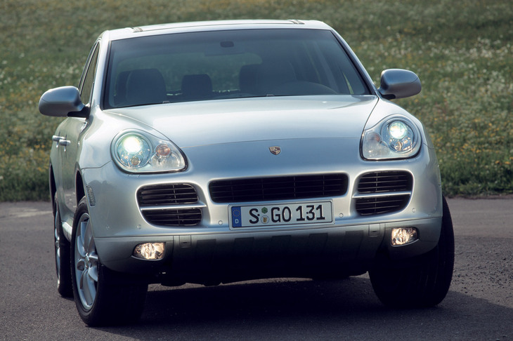 2002年に登場した初代「カイエン」。現在に続く“911デザイン”による金太郎アメ戦略は、このモデルの爆発的成功が端緒となった。