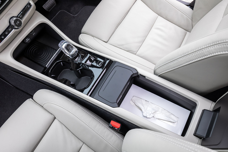 スタイリッシュでありながら、充実した収納スペースを備えたインテリア。センターコンソールにはティッシュボックスをしまうことができる。