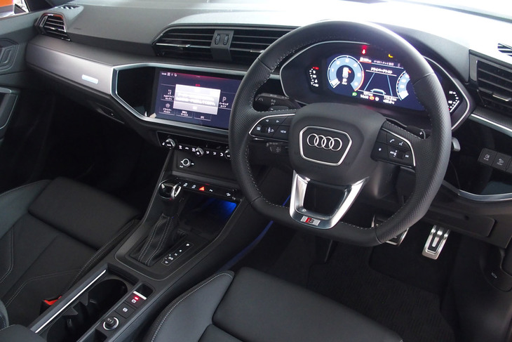 アウディQ3（インストゥルメントパネルまわり）