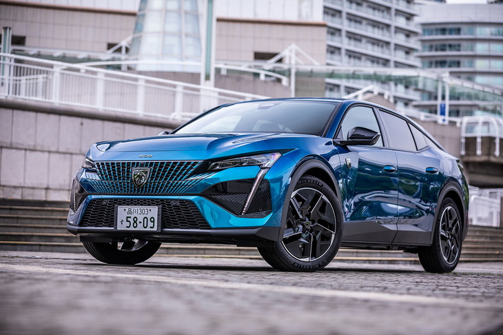 2023年6月20日に日本導入が発表されたプジョーの新しい4ドアファストバックモデル「408」。ボディー同色となるフロントグリル（「GT」グレードで採用）に新デザインのエンブレムを配した、従来のプジョー車にはないルックスが特徴だ。