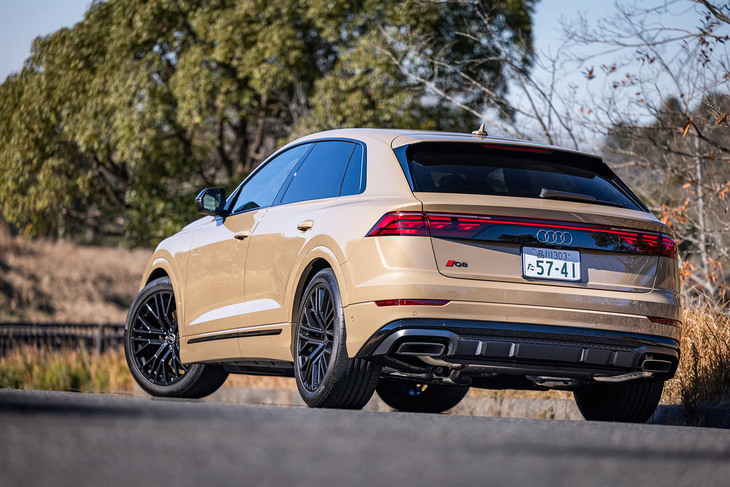クーペスタイルが特徴的な「Q8」のリアビュー。今回の試乗車には、4種類から点灯パターンを選べるオプションのデジタルOLEDリアランプが備わっていた。