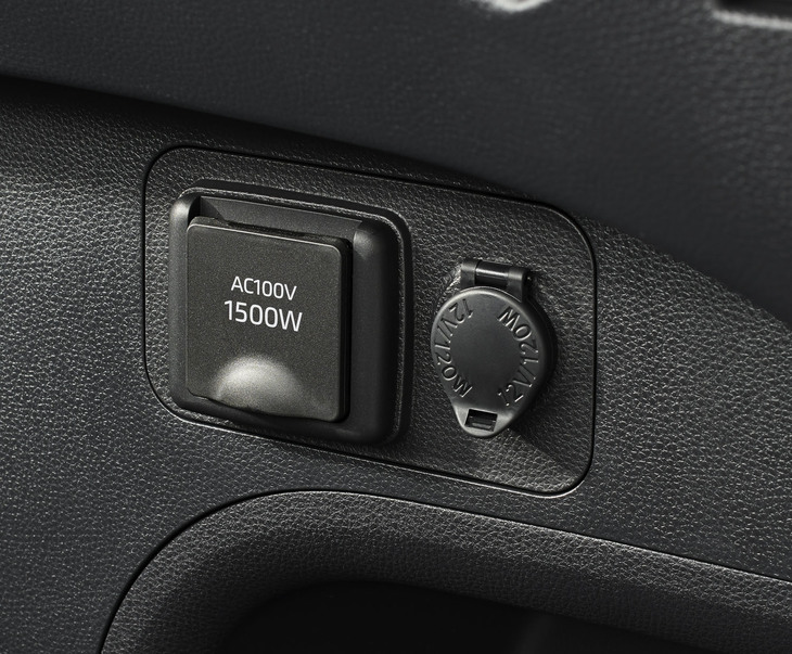 「RAV4 PHV」は最大1500W（100V）の外部給電機能を全車に標準装備しているのも特徴だ。エンジンを回しながらの発電であれば、ガソリン満タン状態から約3日間電力を供給できるという。