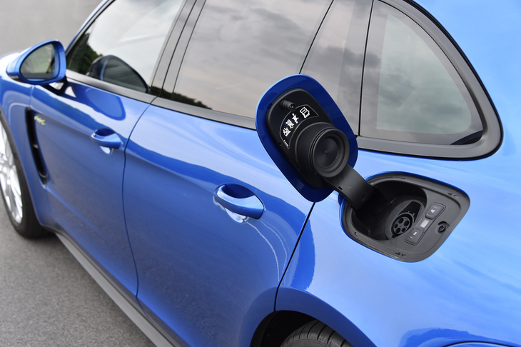 左のリアフェンダーパネルに備わる充電口。CHAdeMO規格の急速充電には対応していない。