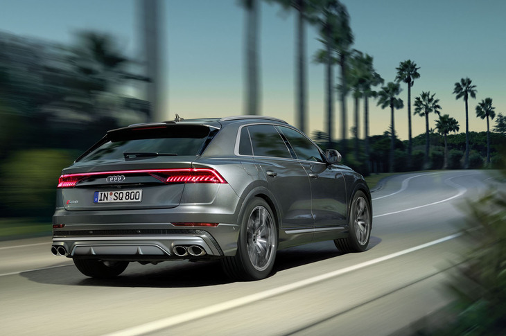 アウディSQ8