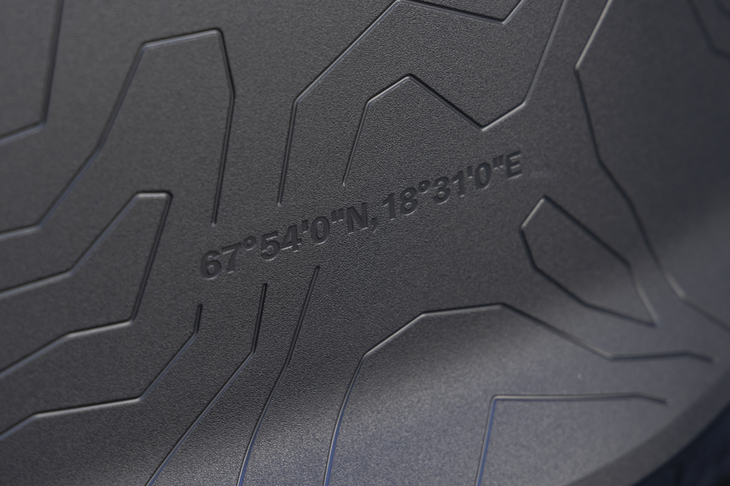 ブラックのパネルに近寄ってみる。スウェーデン北部、北極圏にあるケブネカイセ山脈の地形図にインスピレーションを得たというグラフィックが刻まれている。