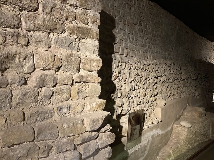 その旧市街の地下には、古代ローマと中世の遺跡が今も眠っている。