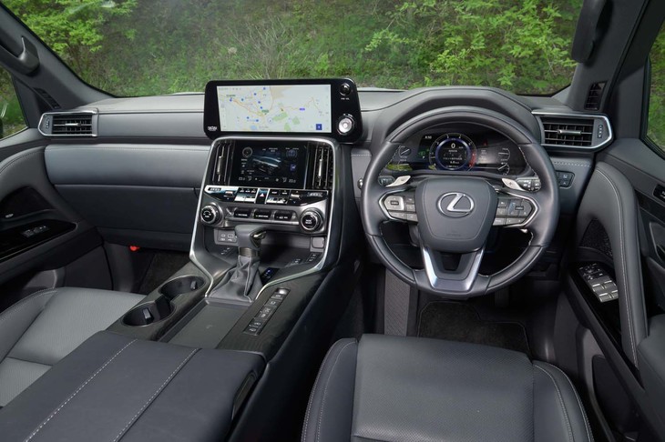 メタルとウッド、レザーを多用したインテリアはぜいたくな仕立てだが、センターコンソールにずらりと並んだスイッチ類が本物感を漂わせる。