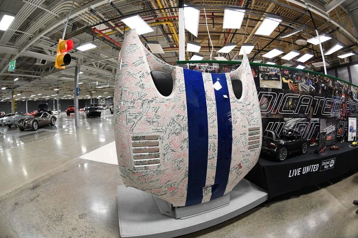 誰のものかは分からないが、一面にサインが書かれたフロントカウル。前回紹介したとおり、日本ではこれ1枚交換するだけで300万円するそうな。オークションではいくらで落札されたのかな？