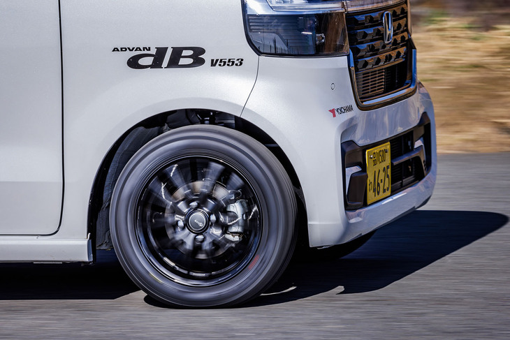 155/65R14サイズの「アドバンdB V553」を装着した「ホンダN-BOXカスタム」。