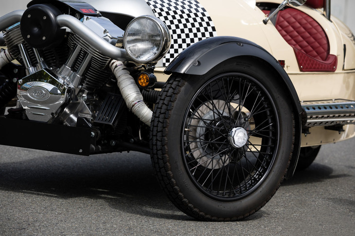 クラシカルなブロックパターンが特徴のエイボン製チューブタイヤ。「4.00H19 65H M/C」というサイズ表記からもわかる通り、基本的にはバイク用のそれだ。一方リアには、一般的な四輪車用タイヤが装着される。