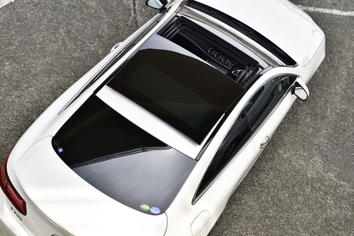 スライディングルーフはチルトアップ時に車速が上がると、ルーフの角度を調整してウインドノイズを減少させる。また、オープン時に雨が降り出すと、自動でチルトポジションになる。