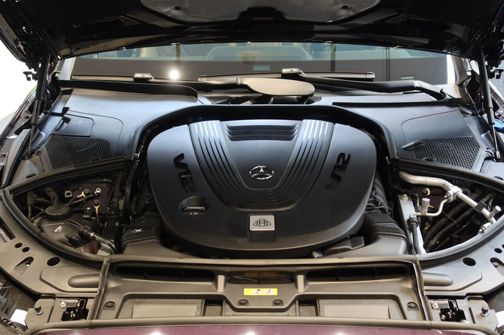 メルセデス・マイバッハS680エディションノーザンライツ（エンジンルーム）