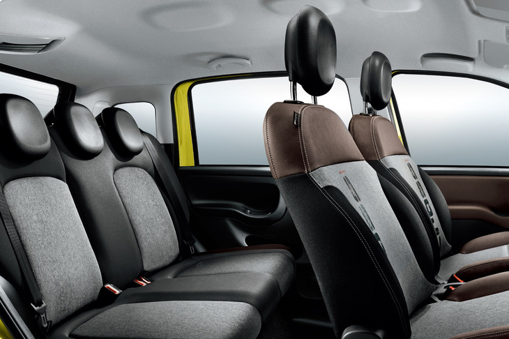 内装は、ブラックを基調にブラウンをあしらった専用仕上げ。「CROSS」ロゴ入り専用ファブリックシートや前席シートヒーターを装備している。