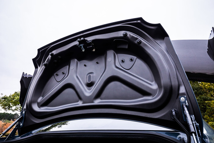 UVカットの耐候性クリア塗装が施されたカーボン製のトランクリッドも「NISMO」専用のアイテム。アルミ製の同型製品よりも、約4kg軽く仕上げられている。