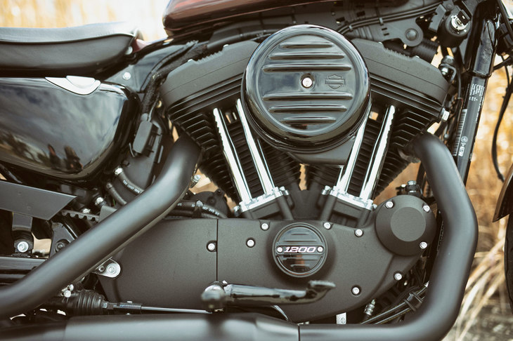 1984年の誕生以来、さまざまな改良を受けながら使用され続けている「エボリューション」エンジン。空冷のV型2気筒OHVで、1202ccの排気量を持つ。