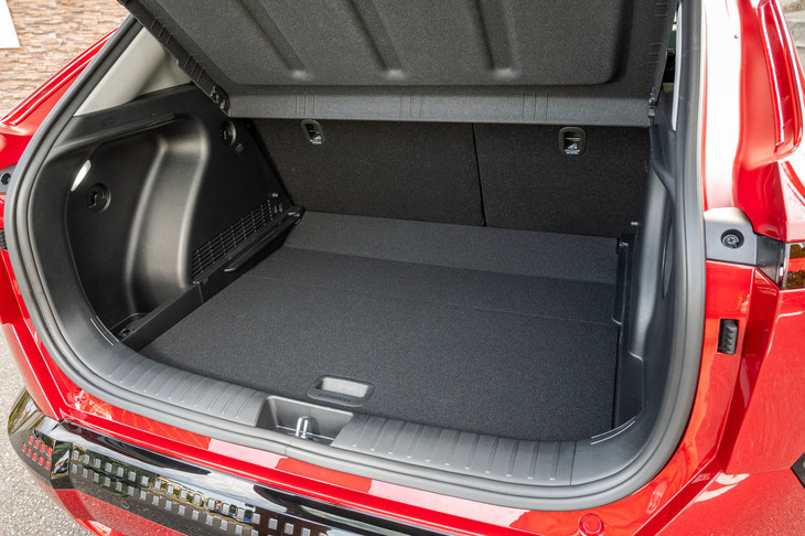 トランクルームの容量は466～1300リッター。クラス最高レベルをうたうだけあって高さも奥行きも十分。