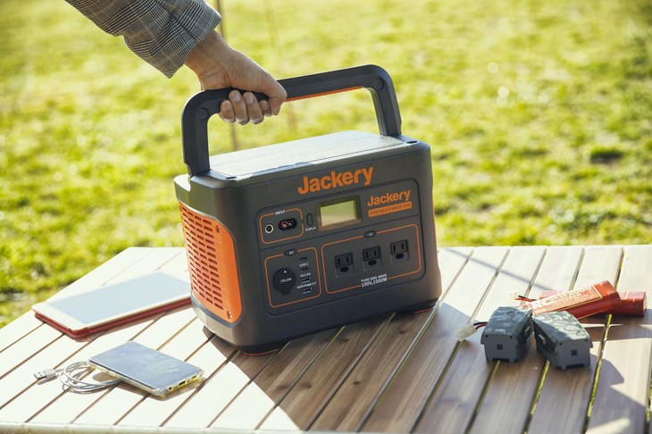 重さ約10.6kgの「Jackeryポータブル電源1000」だが、折り畳み式のしっかりしたハンドルのおかげで楽に持ち運びできる。