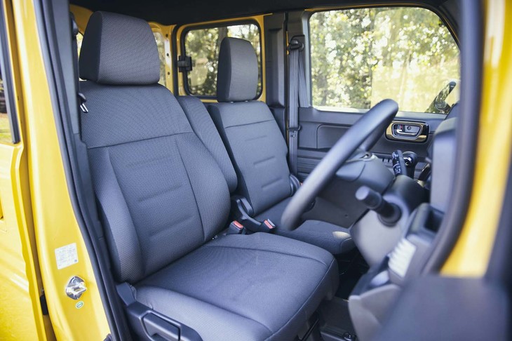 ジャージー表皮の前席。運転席と、折り畳み可能な助手席とでは形状がまったく異なる。