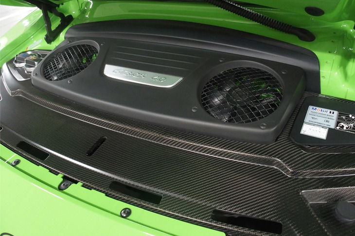 リアに搭載される4リッター水平対向6気筒自然吸気エンジンは最高出力520PS/8250rpm、最大トルク470N・m/6000rpmを発生。7段PDKを組み合わせている。