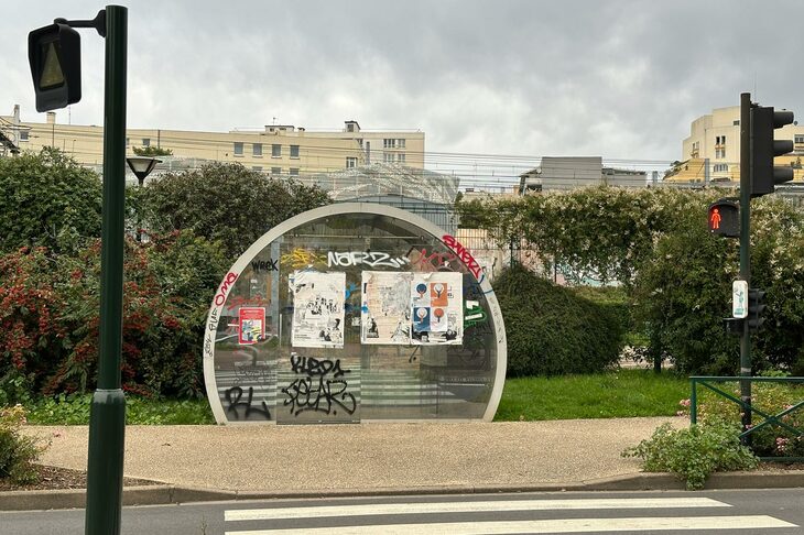 2011年に導入されたものの赤字が膨らみ、2018年に終了してしまったパリのカーシェアリング「オトリブ」。その端末ステーション跡が今も残る。稼働していた頃は、「免許証を再度スキャナーに置いてください」などといった集中管理センターのオペレーターによるリモート指示に悪戦苦闘したものだった。パリ近郊マラコフで。