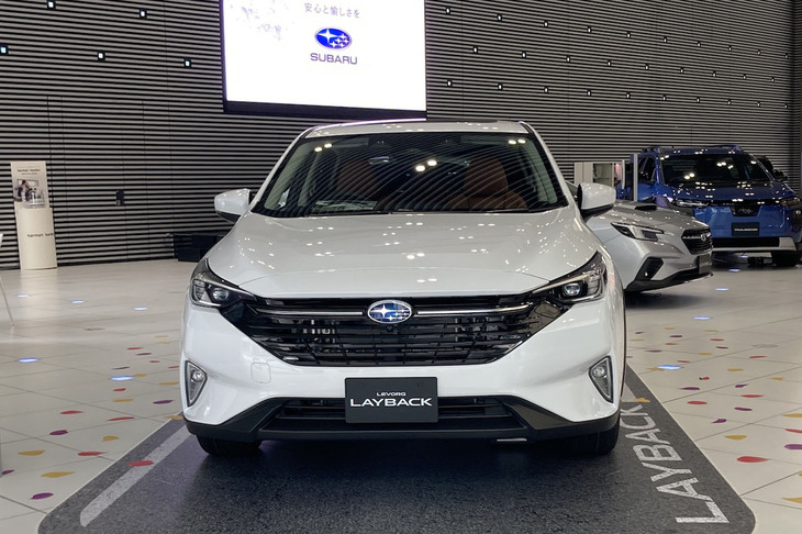 「SUBARU STAR SQUARE」の入り口近くに置かれていた外板色が「セラミックホワイト」の「レヴォーグ レイバック プレミアムS：HEV EX」。