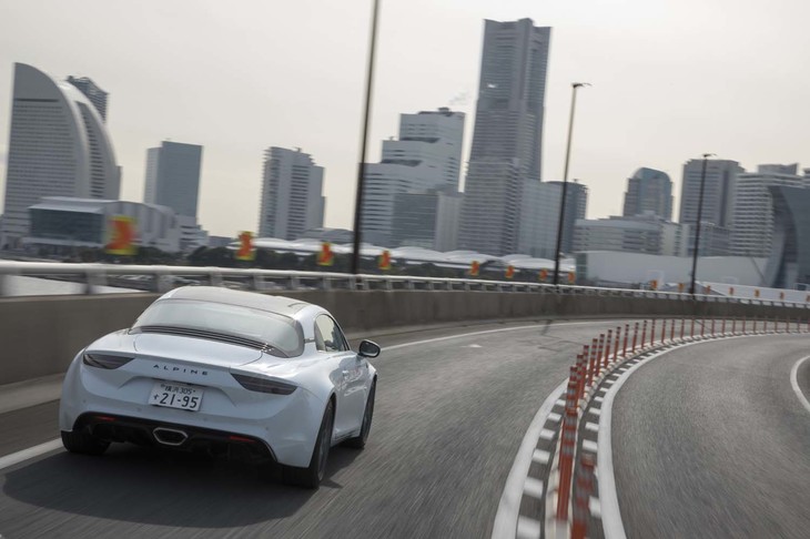 「毎日使えるクルマでなければアルピーヌではない」というのがチーフエンジニアのジャン-パスカル・ドゥース氏の主張。「A110S」の足まわりは硬いが、ガマンが必要なほどではなかった。