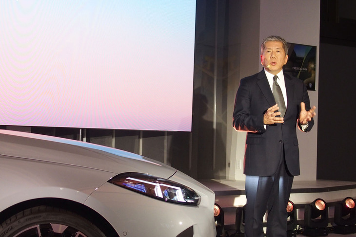 「2シリーズ グランクーペ」の発表イベントで車両を紹介するBMWジャパン代表取締役社長の長谷川正敏氏。