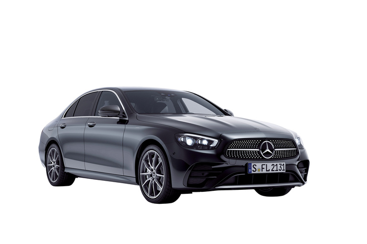 Eセグメントモデルの代表ともいえる「メルセデス・ベンツEクラス」の車両本体価格は、 セダンが793万円から1298万円、ステーションワゴンが835万円から1328万円。プレミアムブランドの新車はやはり、庶民には高根の花である。