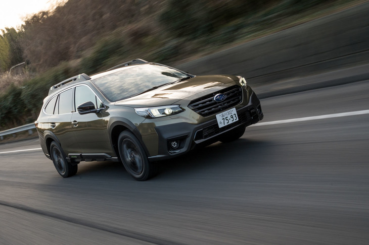 常時全輪を駆動するフルタイム4WDは、悪路走破性だけでなく高速走行時の安定性向上にも寄与。ロングドライブの負担を軽減してくれる。