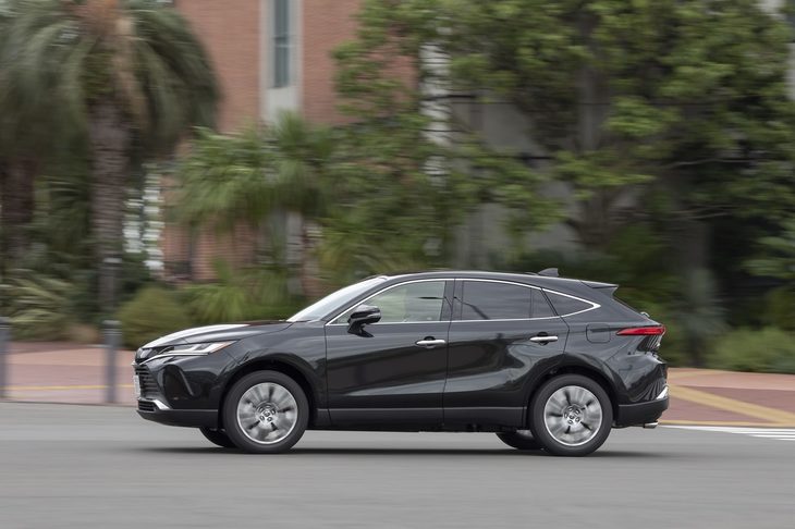 ボディーサイズは全長×全幅×全高＝4740×1855×1660mm。先代モデルよりも全長と全幅が微増した一方で全高は低くなっており、クーペ風のスタイリングとなった。