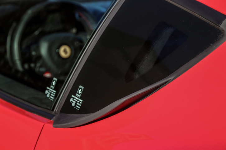 リアクオーターウィンドウの下端にそって設けられたフリック。こうした細かな改良により、200km/hでの走行時には従来モデルより107kg大きい230kgのダウンフォースが発生する。